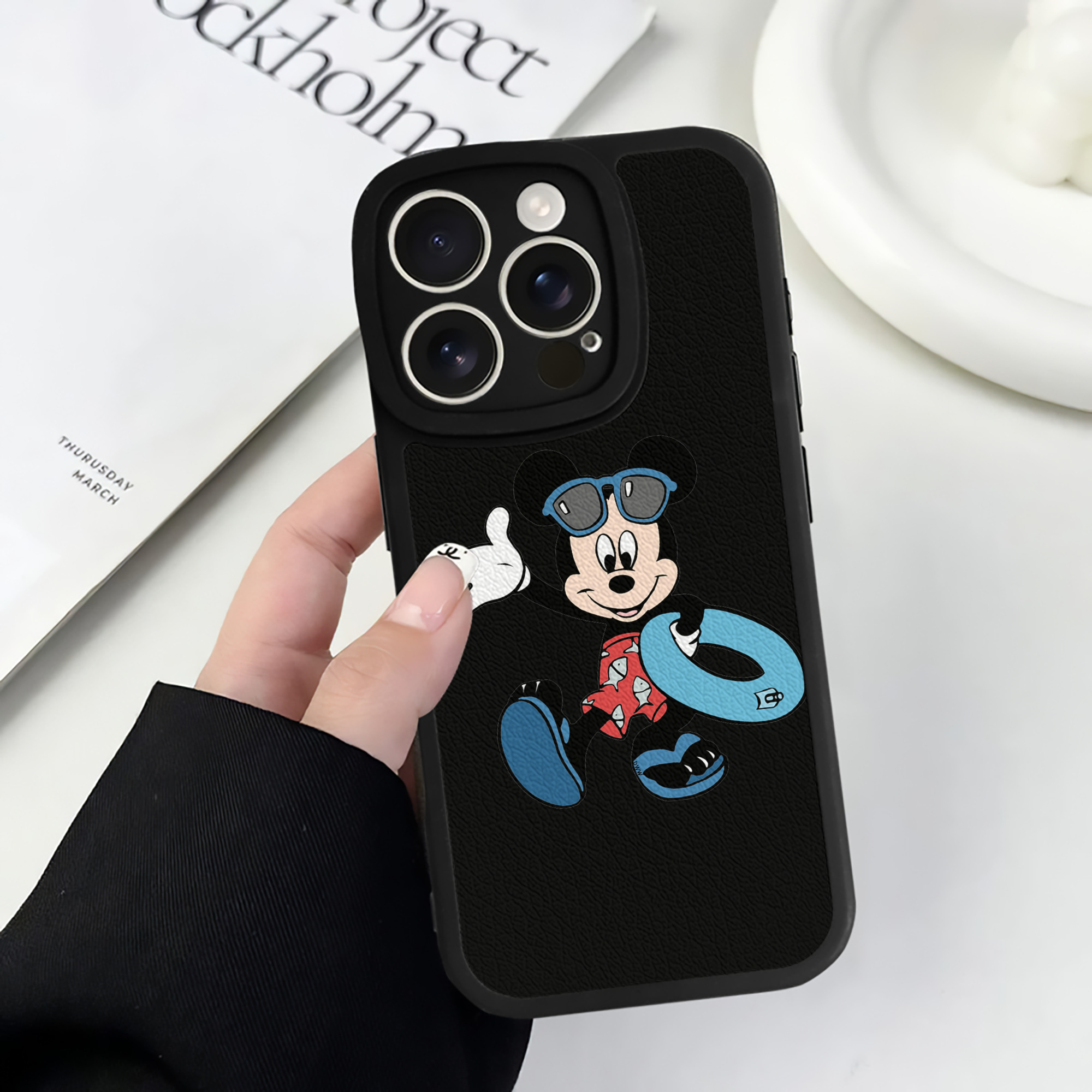 （画像用） ミッキーマウス Mickey Mouse 【iPhone 16シリーズ対応】シリコンスマホケース（レザー調） 材質：シリコン